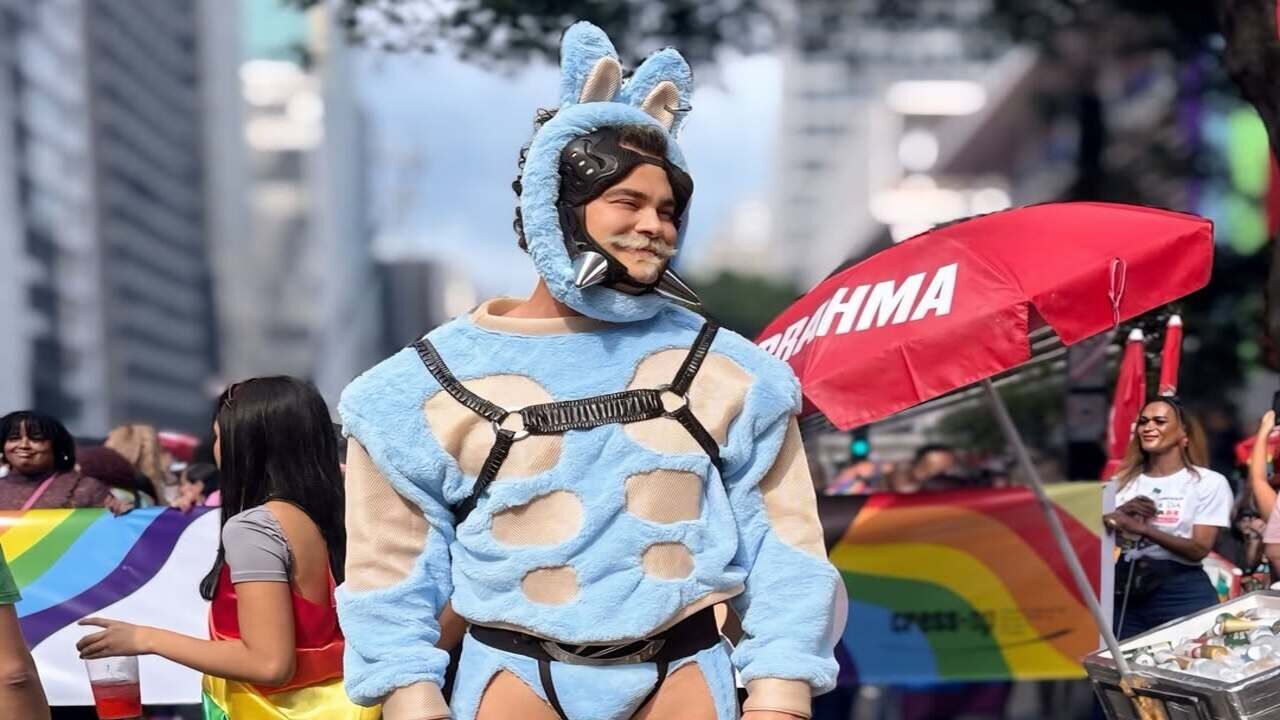 Carmo Dalla Vecchia! o coelho sensual que roubou a cena na parada LGBTQIA+!