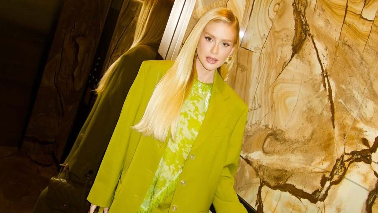 Celebridades brasileiras ditam estilo com monocromia e alfaiataria em SP