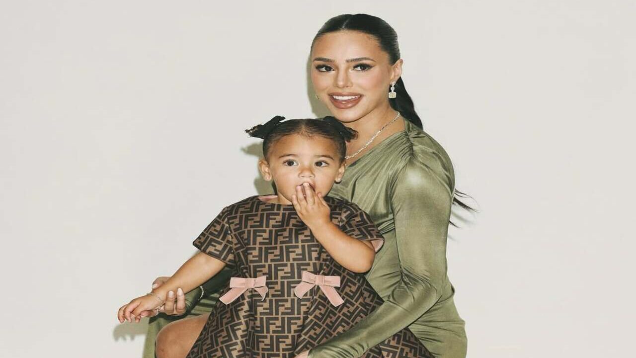 Mavie, filha de Neymar e Bruna Biancardi, brilha com look de grife no leilão beneficente