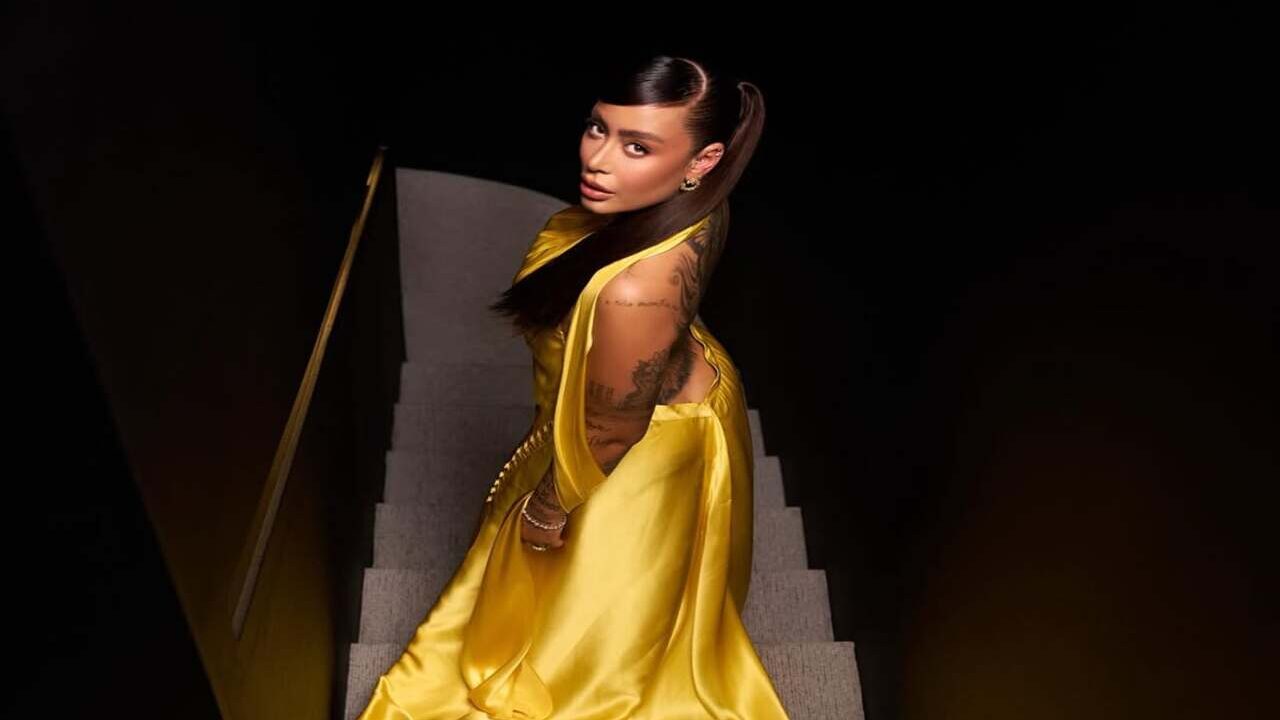 Rafaella Santos brilha em amarelo vibrante no leilão do Instituto Neymar Jr