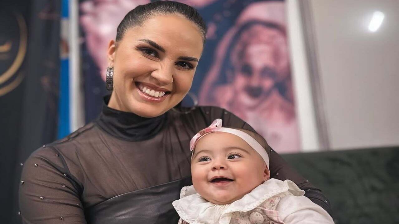 Clara e as princesas! Graciele Lacerda abre o livro de histórias mais fofo da internet!