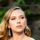 O visual jurássico de Scarlett Johansson! ela chocou com look inspirado em répteis!