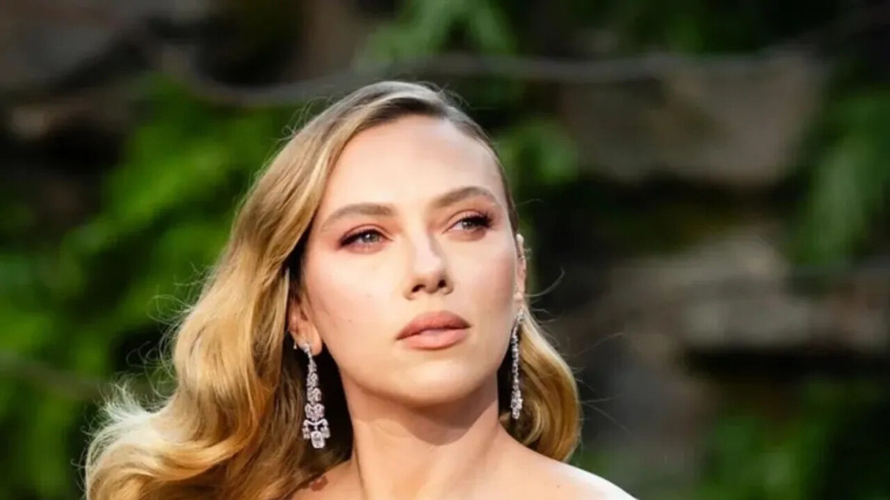 O visual jurássico de Scarlett Johansson! ela chocou com look inspirado em répteis!