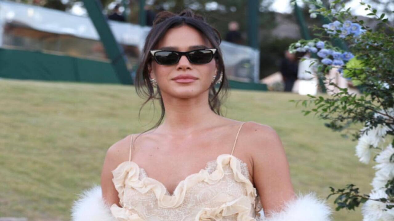 Bruna Marquezine brilha com Valentino e dita tendências em casamento