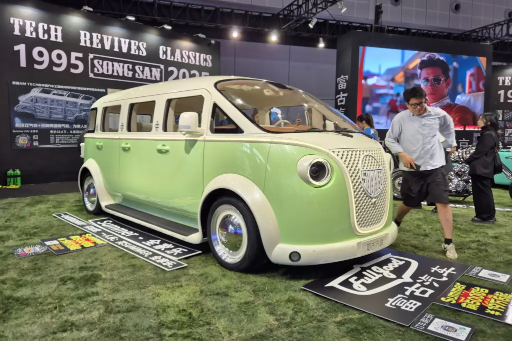 Chineses reinventam a Kombi com oito portas e suporte BYD