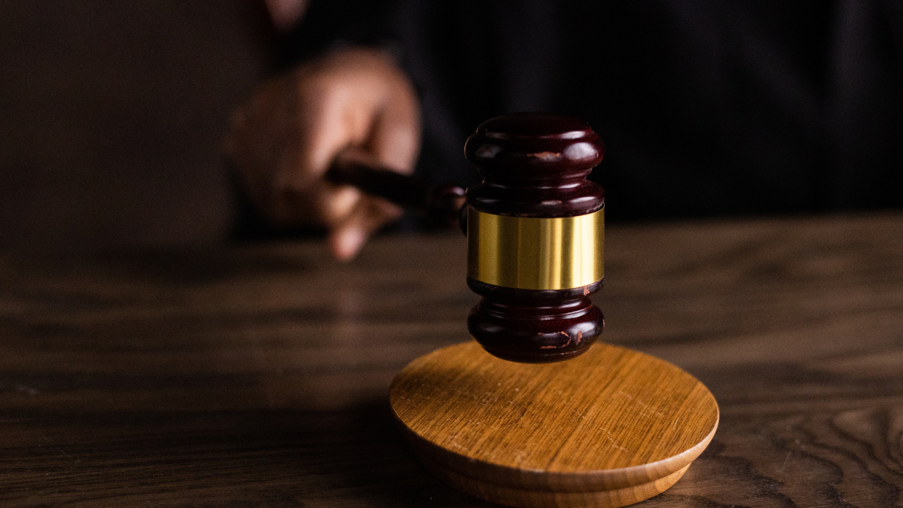 Ex-tesoureira da Caixa é condenada por desvio de dinheiro