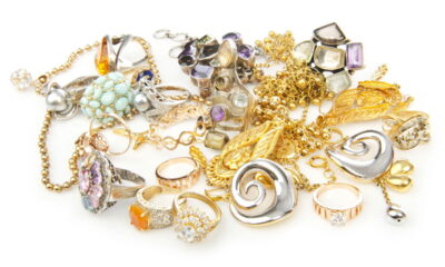 Mistura de acessórios dourados e prateados transforma seu estilo