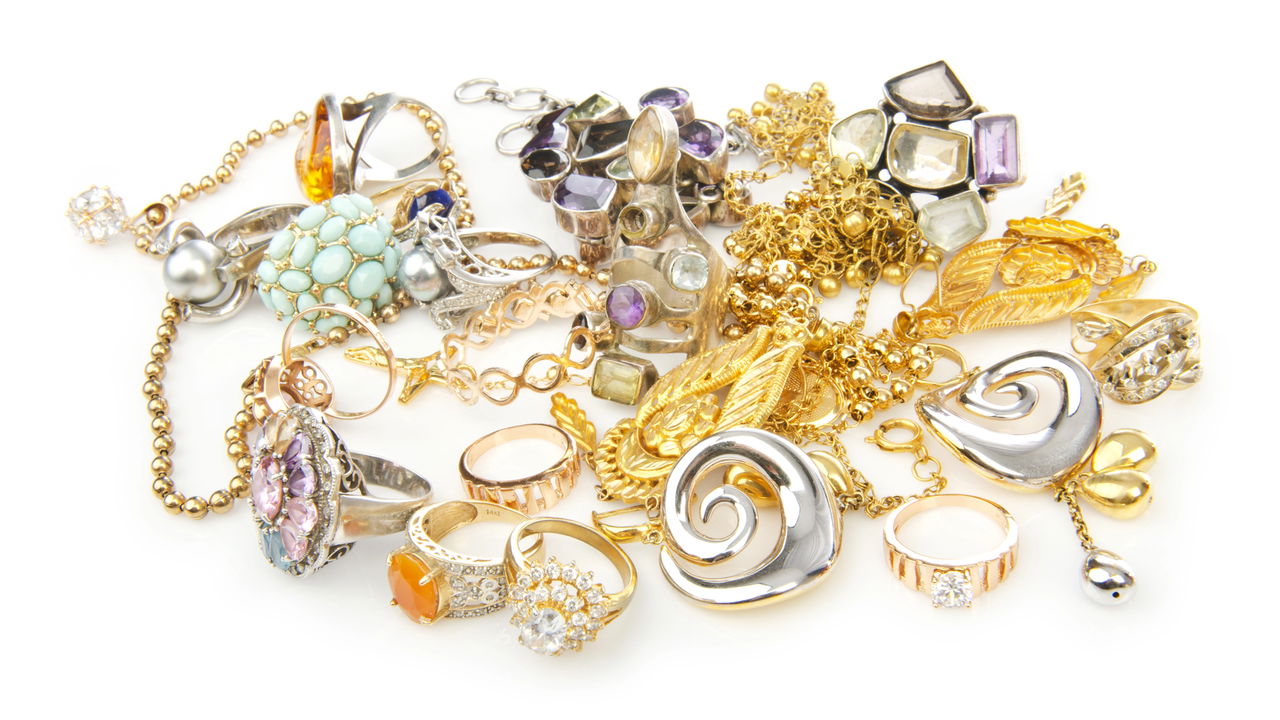 Mistura de acessórios dourados e prateados transforma seu estilo