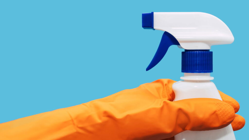 O erro comum com água sanitária que pode ser perigoso