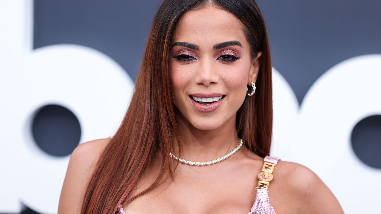 Anitta cancela shows após infecção e desmente boatos sobre cirurgia estética