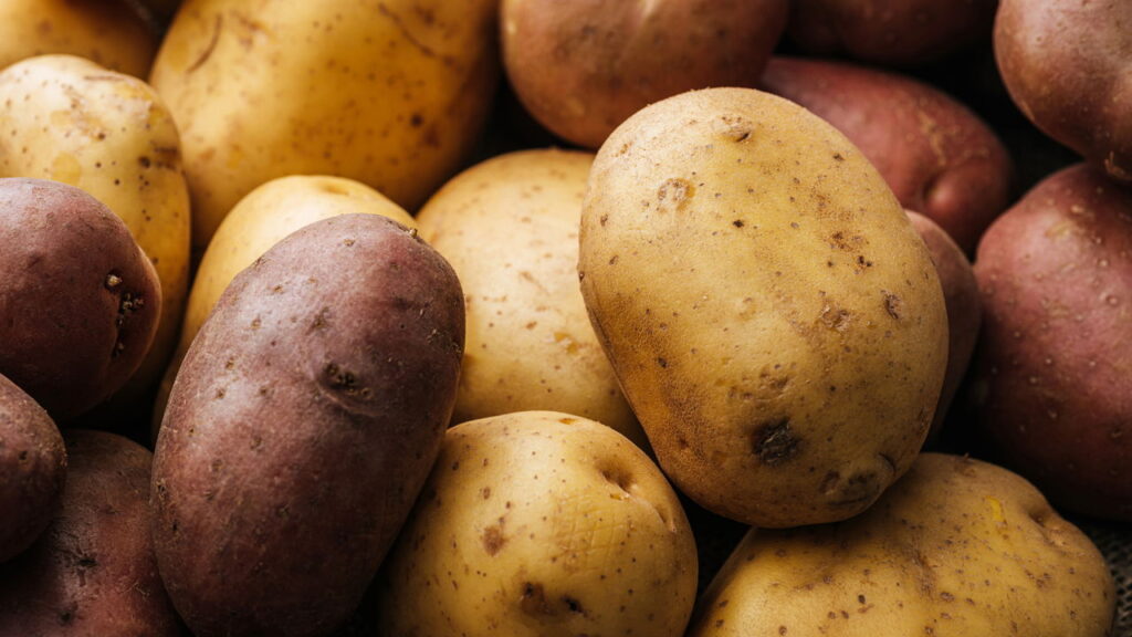Esse truque vai conservar batatas por mais tempo em casa