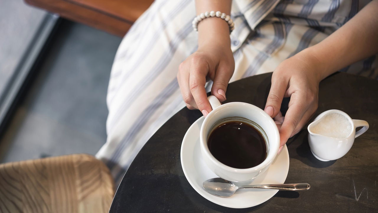 O erro ao tomar café que pode acelerar os problemas no coração