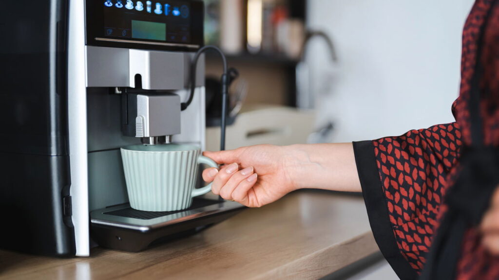 6 erros que fazem sua cafeteira puxar mais energia que o chuveiro