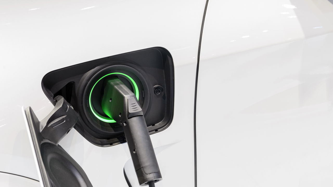 Esse carro elétrico chinês carrega em casa como um celular