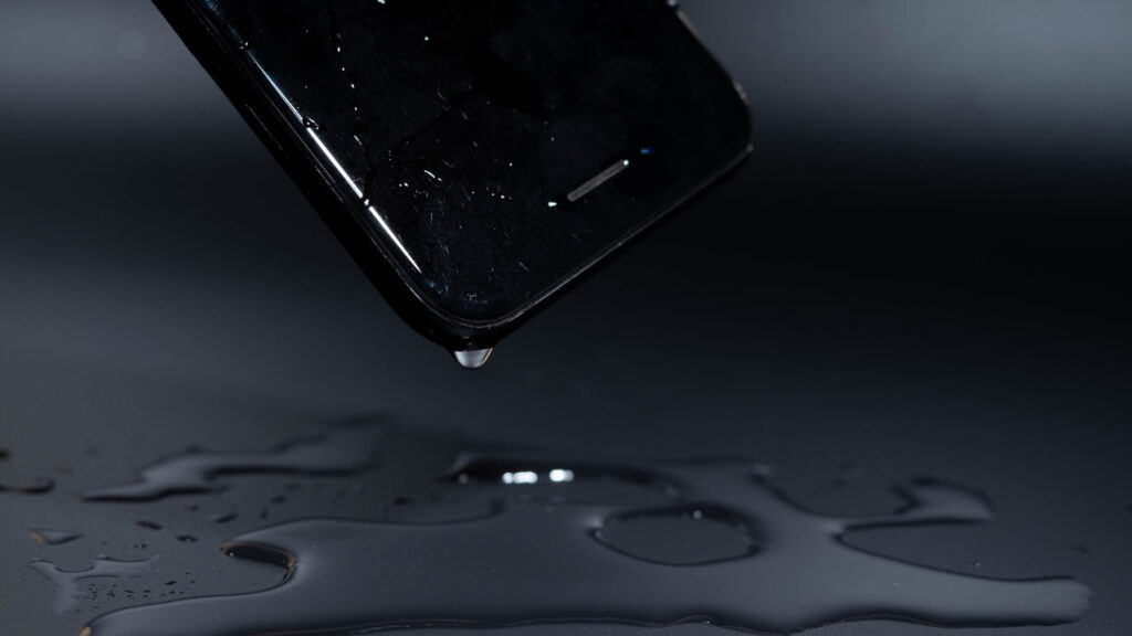 O truque que pode salvar seu celular depois de cair na água