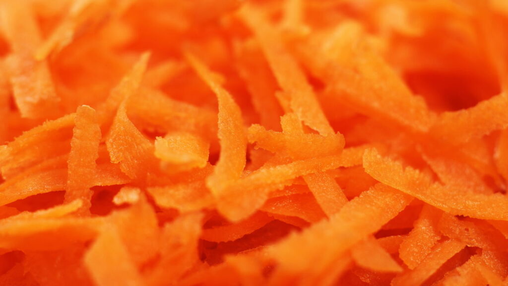 A farofa de cenoura que está conquistando os churrascos