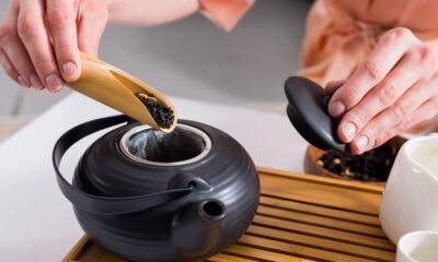 Esse chá voltou à moda e especialistas alertam sobre o uso