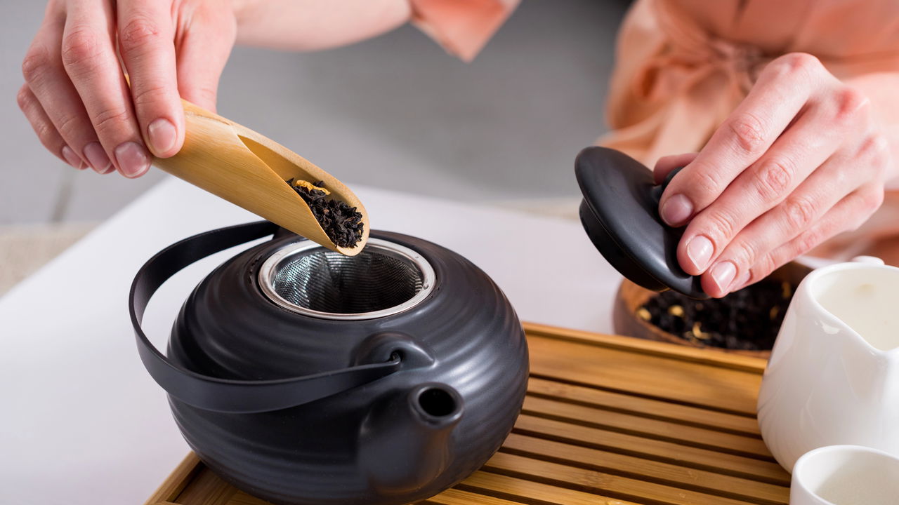 Esse chá voltou à moda e especialistas alertam sobre o uso