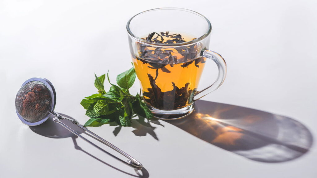 Esse chá voltou à moda e especialistas alertam sobre o uso