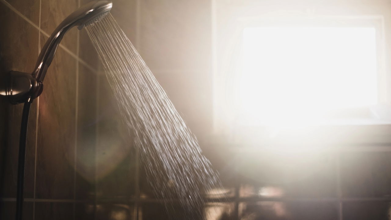 Você está tomando banho do jeito errado nas noites quentes