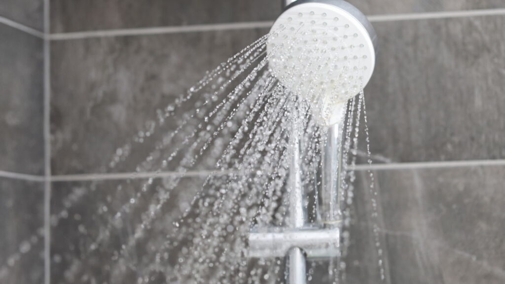 Você está tomando banho do jeito errado nas noites quentes