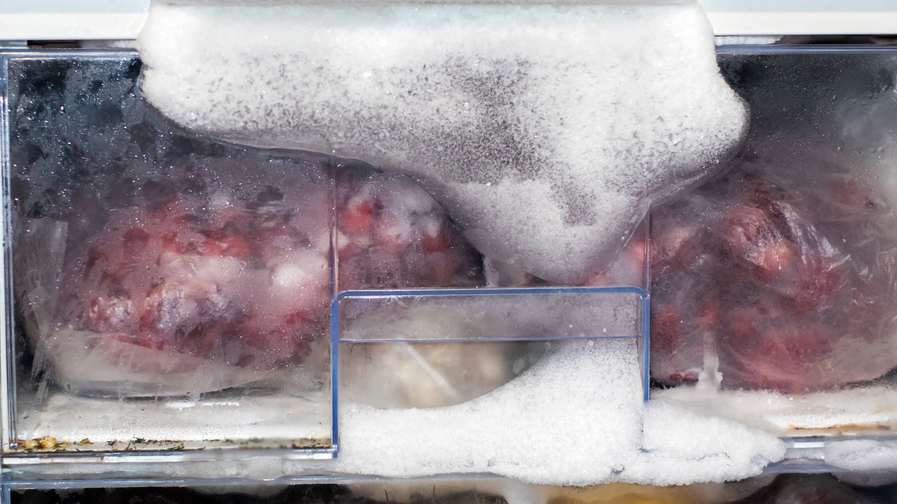 Truque infalível para remover gelo do congelador