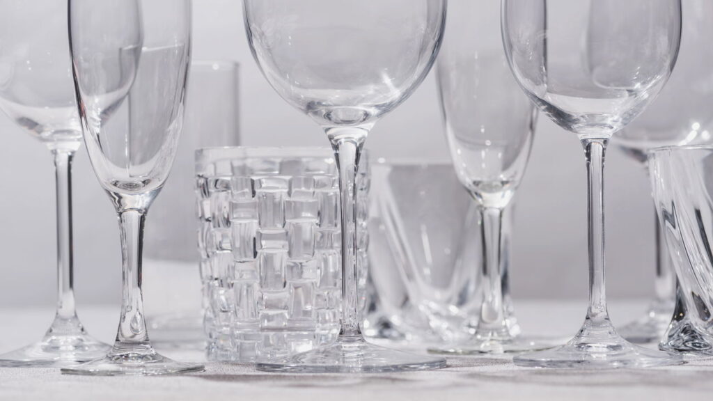 O truque caseiro que devolve o brilho aos copos em minutos
