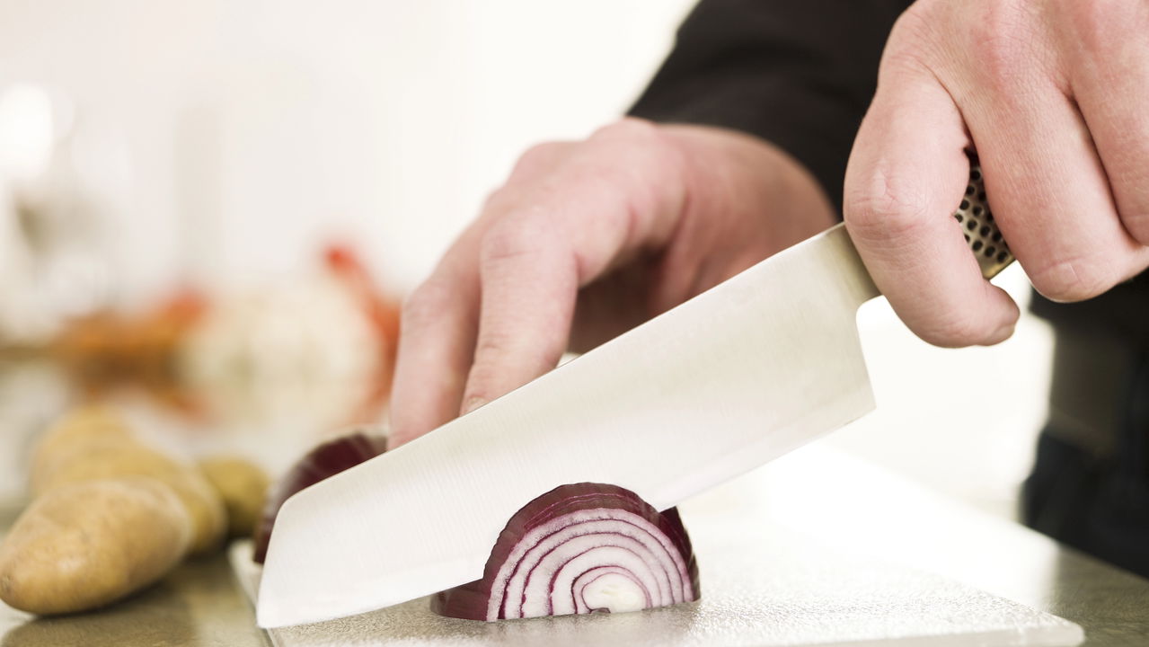 Truque simples para evitar lágrimas na hora de cortar cebola