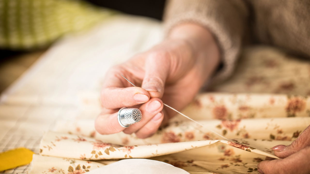 Costurar e tricotar está conquistando quem sofre com ansiedade