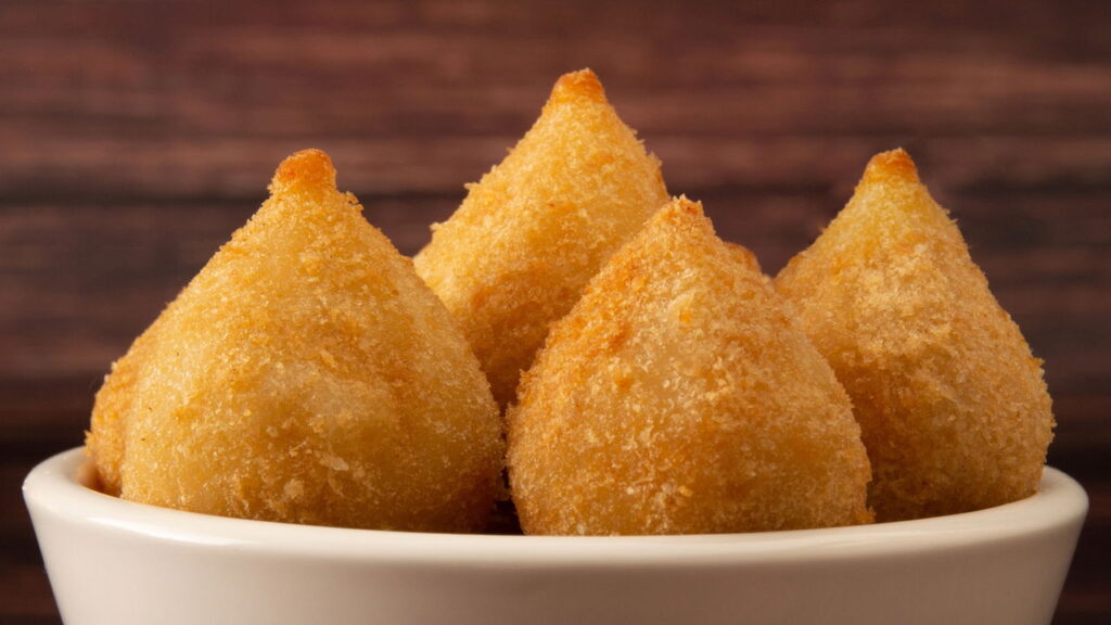 O segredo da coxinha caseira que rende muito e surpreende no sabor<script async src="//www.instagram.com/embed.js"></script>