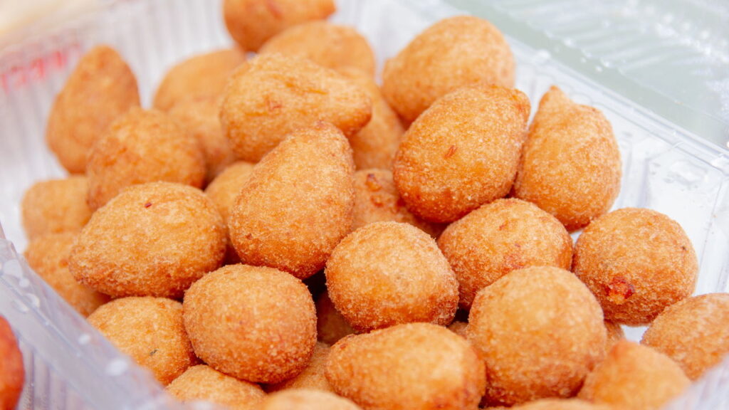 Essa receita de coxinha crocante não leva óleo nenhum