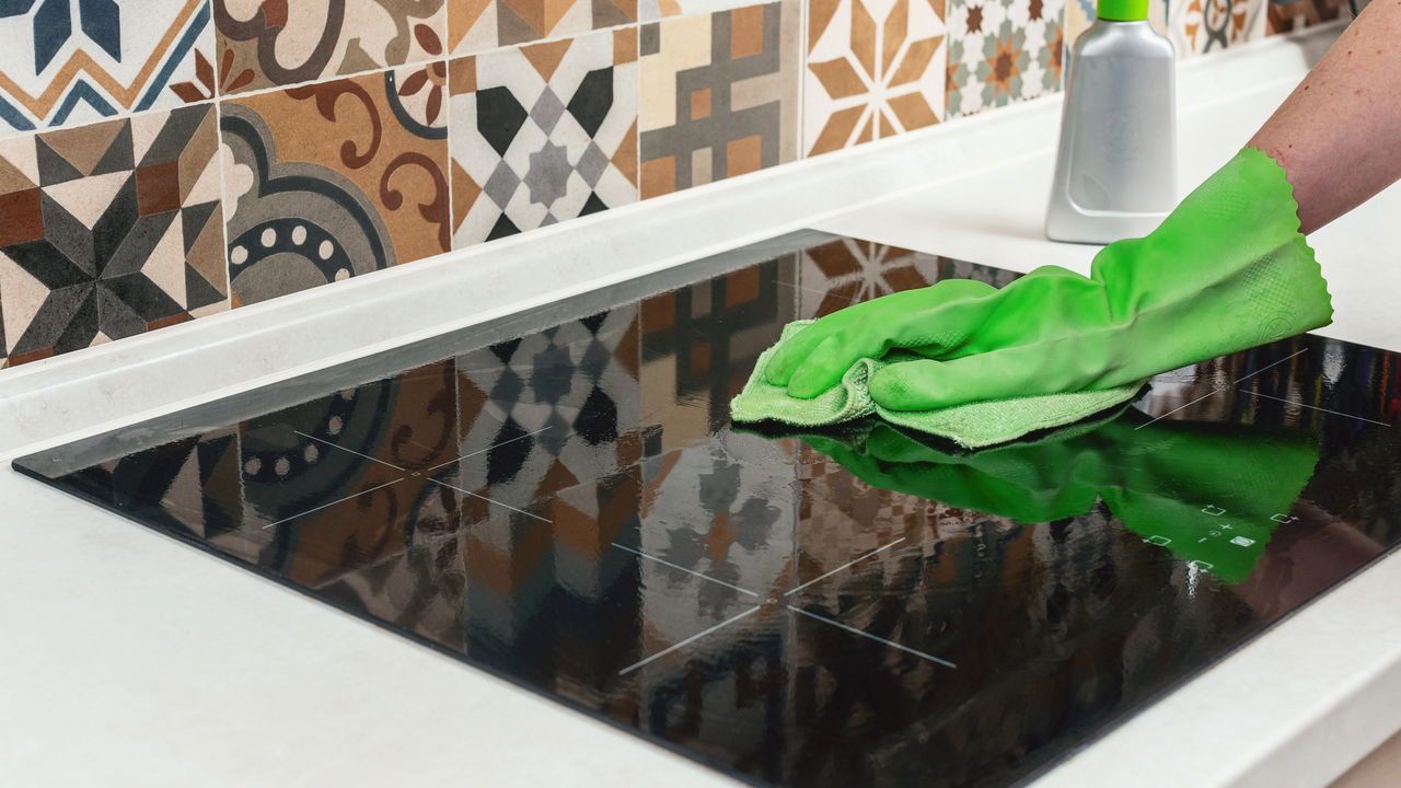 Misturinha caseira simples ajuda a remover gordura e limpar vários ambientes da casa