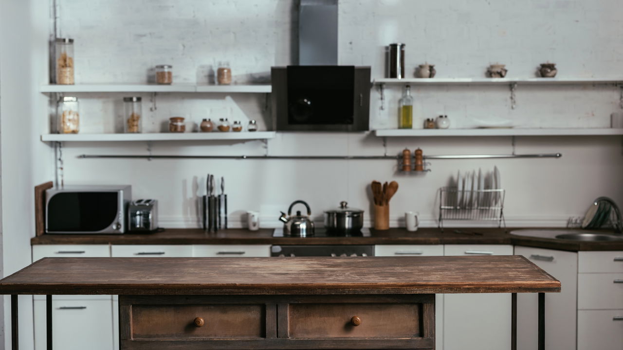 Por que cozinhas elegantes apostam em manchas escuras