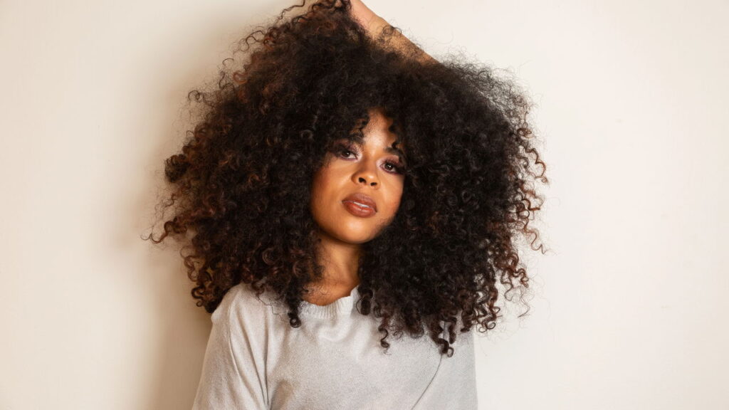 Seus cachos podem brilhar mais com esses cremes baratinhos