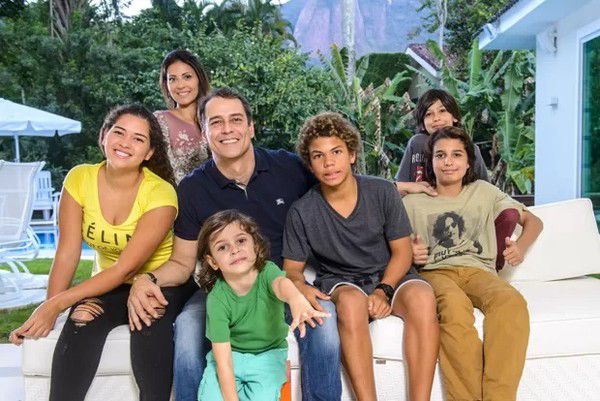 Marcello Antony com os cinco filhos e a esposa em 2015 — Foto: Redes sociais