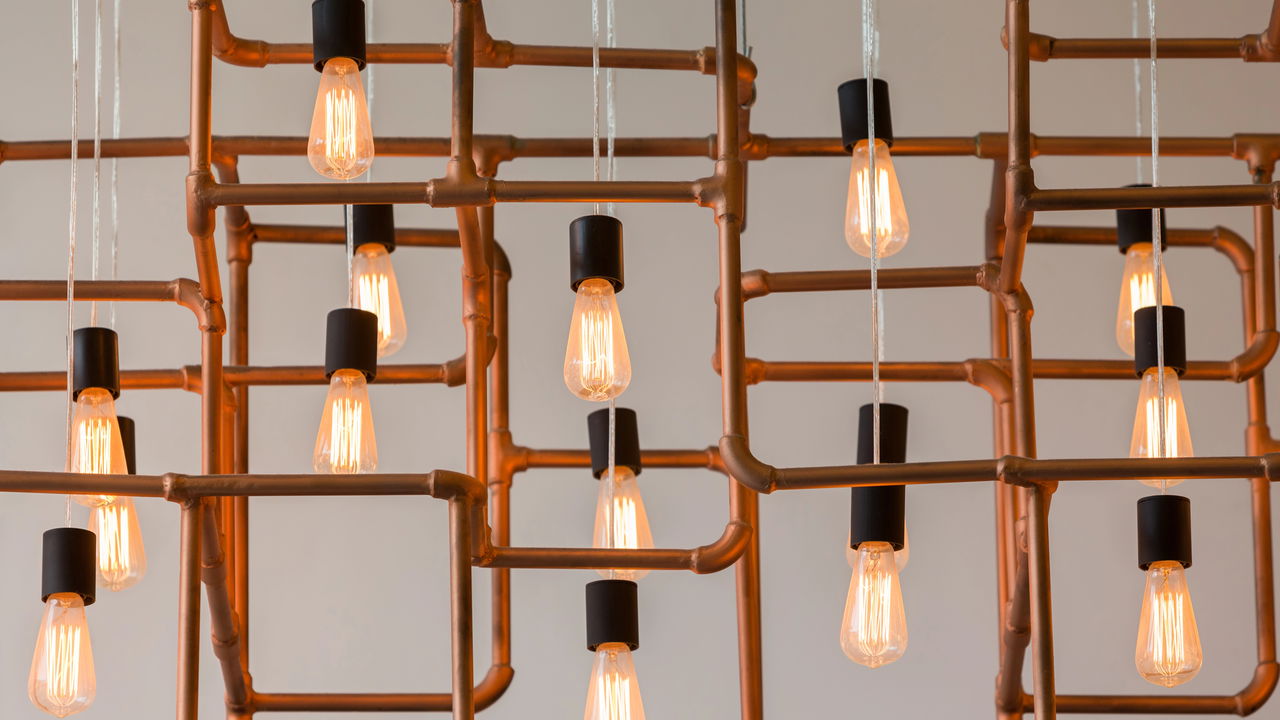 Decoração industrial com canos conquista os lofts modernos