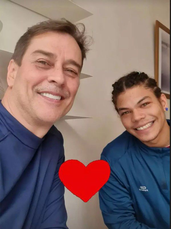 Marcello Antony com os cinco filhos e a esposa em 2015 — Foto: Redes sociais