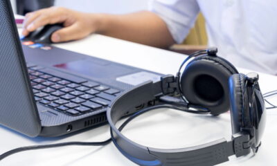 IA que cria narração perfeita em segundos está viralizando