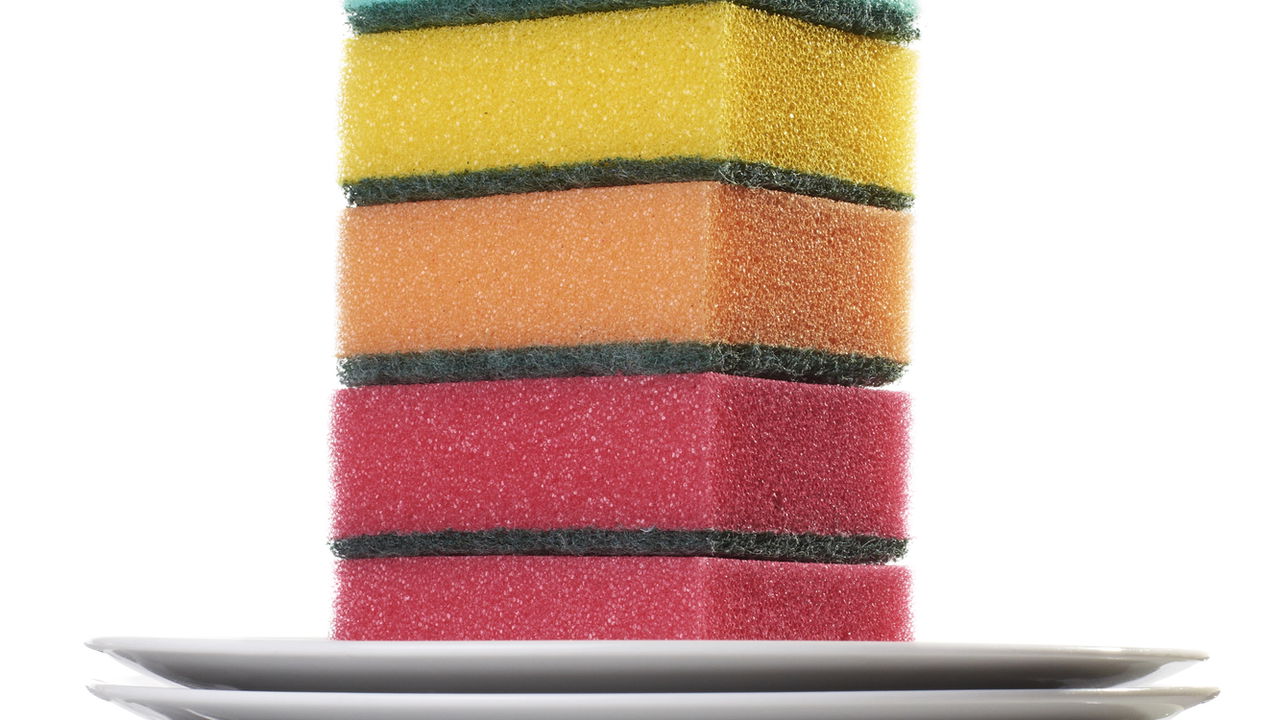 Mistério revelado sobre as cores das esponjas de cozinha