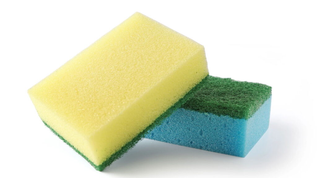 Mistério revelado sobre as cores das esponjas de cozinha