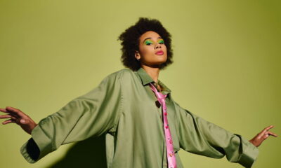 Como o estilo clean de Carolyn Bessette-Kennedy domina 2025