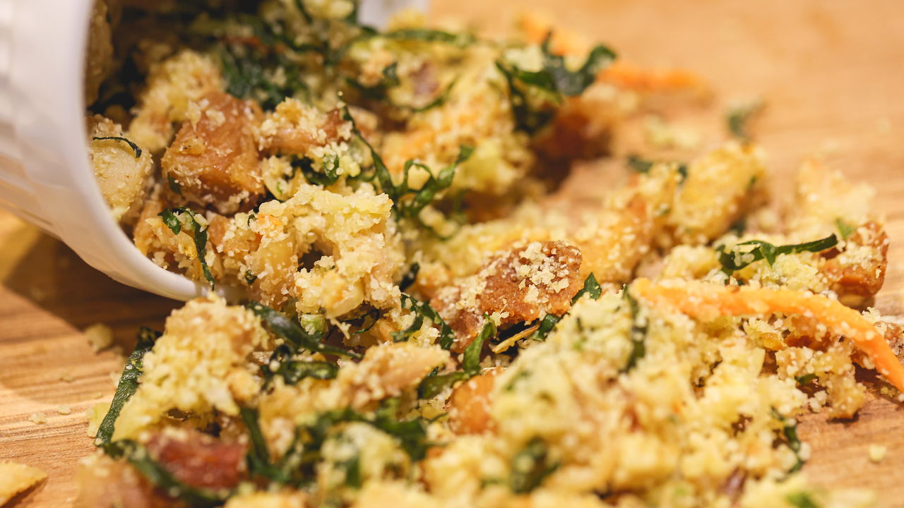 A farofa de cenoura que está conquistando os churrascos