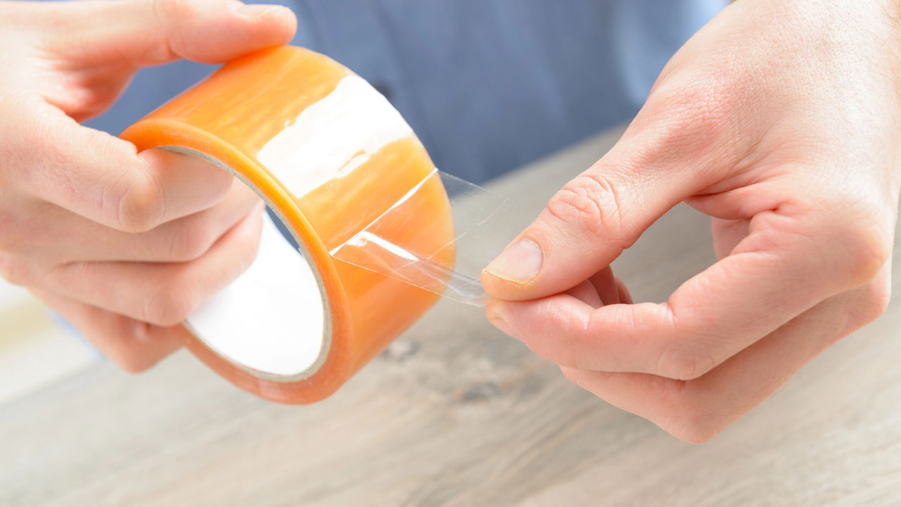 Fita adesiva surpreende na limpeza e supera o aspirador