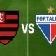 Flamengo e Fortaleza se enfrentam neste domingo (1º), no Maracanã, pelo Campeonato Brasileiro de 2025 – brasões dos clubes lado a lado.