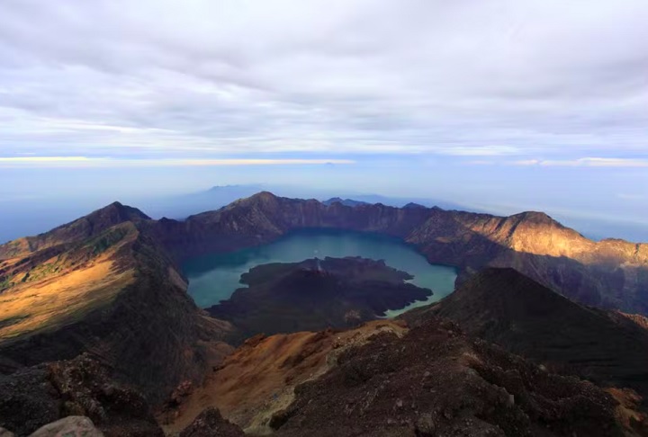 Brasileira morre no monte Rinjani e resgate mobiliza 50 profissionais