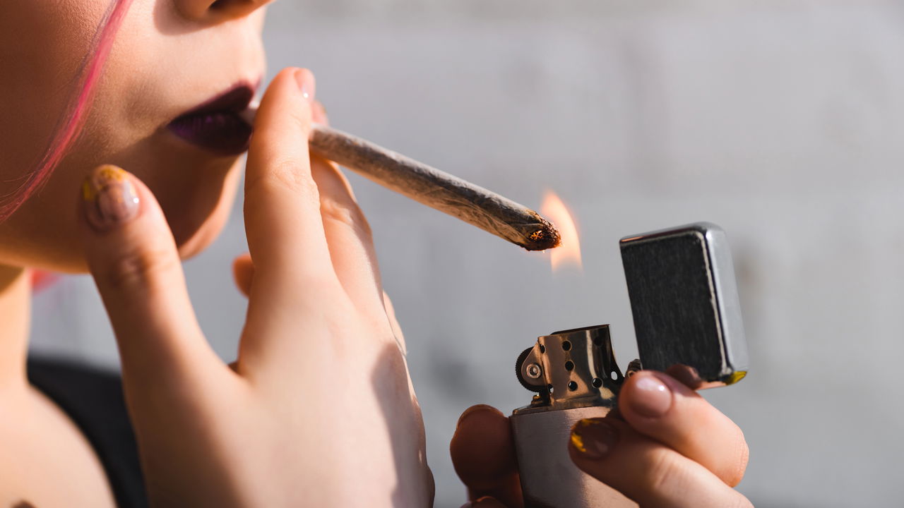 Fumar maconha pode ser mais perigoso do que você pensa
