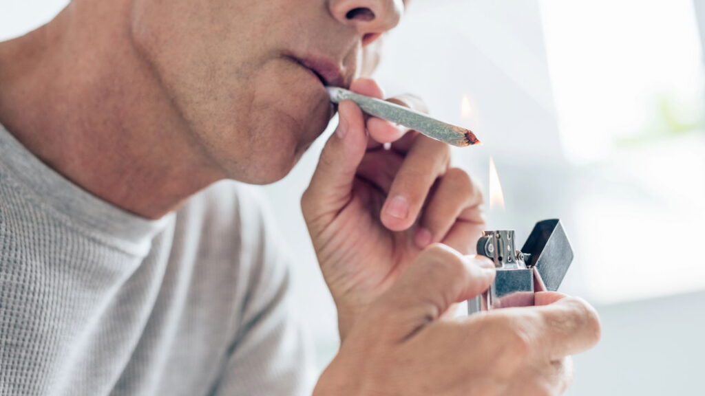 Fumar maconha pode ser mais perigoso do que você pensa
