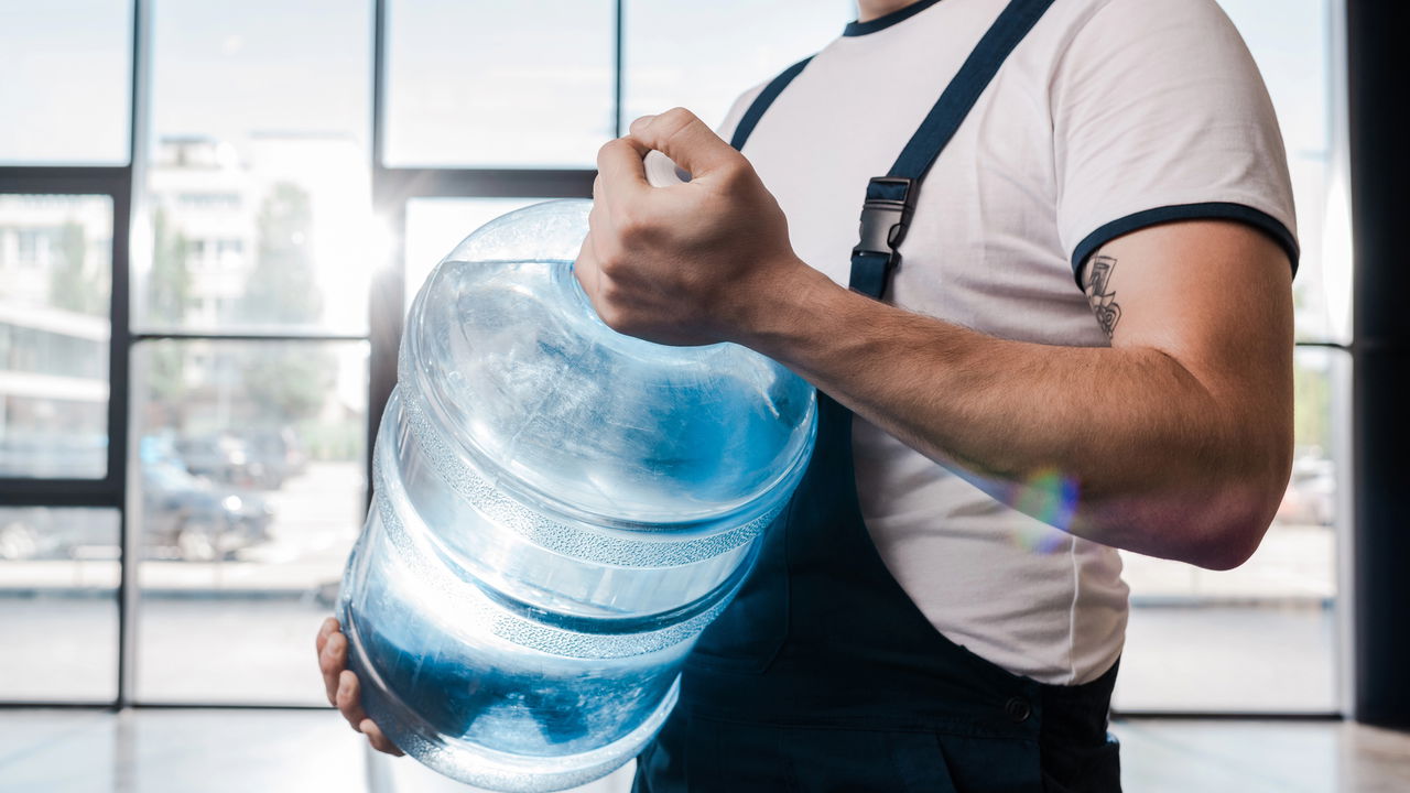 Limpar galão de água do jeito errado afeta a qualidade da água