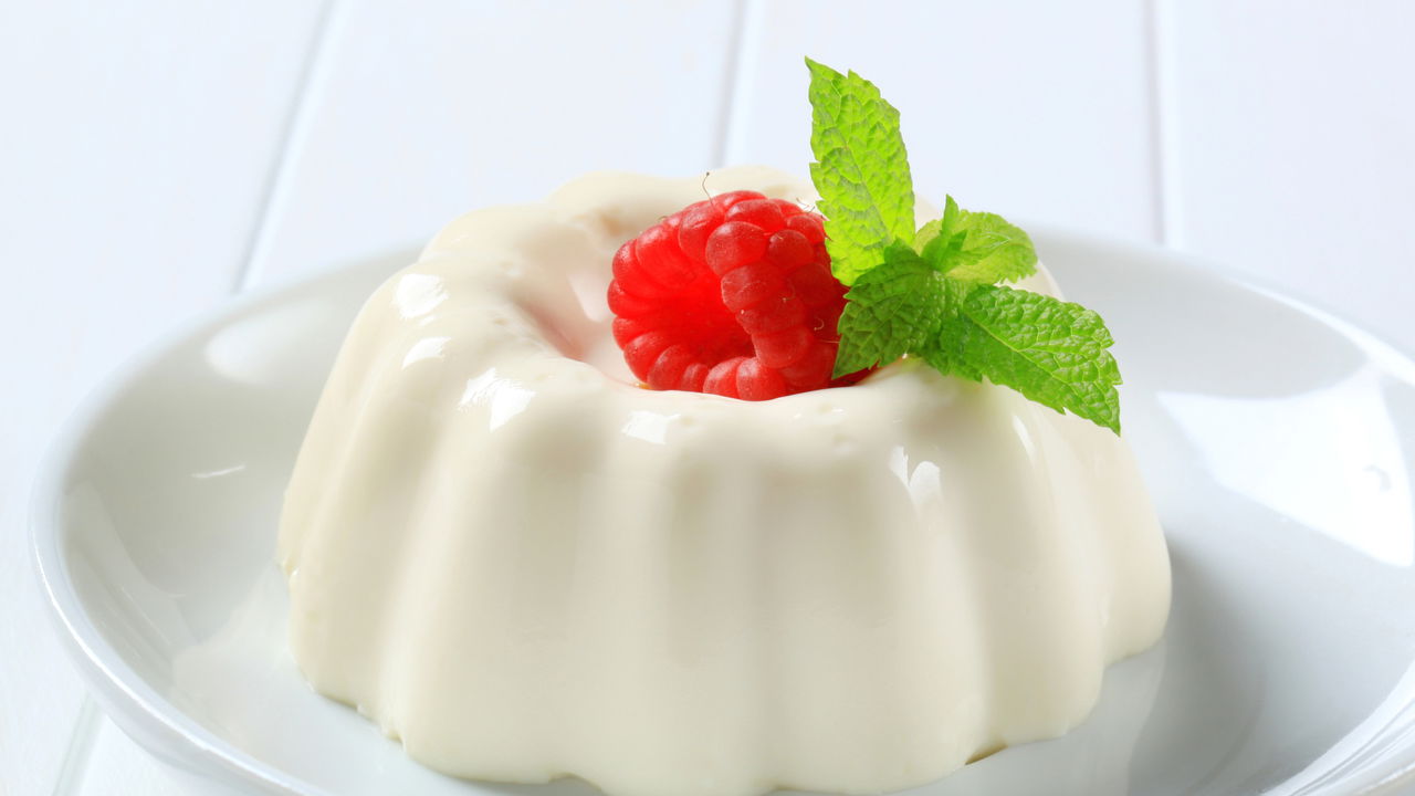 A sobremesa de gelatina que sua avó fazia voltou com tudo