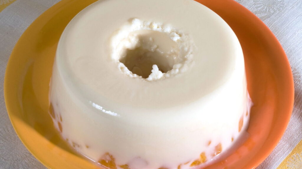 A sobremesa de gelatina que sua avó fazia voltou com tudo